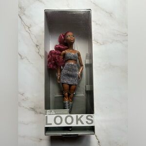 Barbie Signature Looks #7 Barbie Doll - Articulated Made To Move Body!